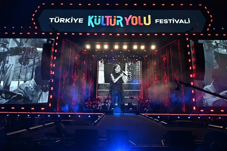 Merve &Ouml;zbey Nevşehir'i salladı