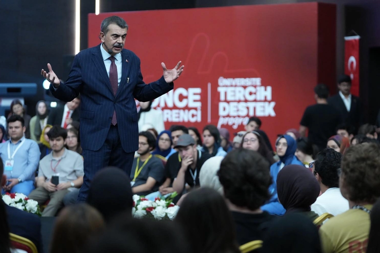 Bakan Tekin &uuml;niversite adaylarıyla tecr&uuml;be paylaştı