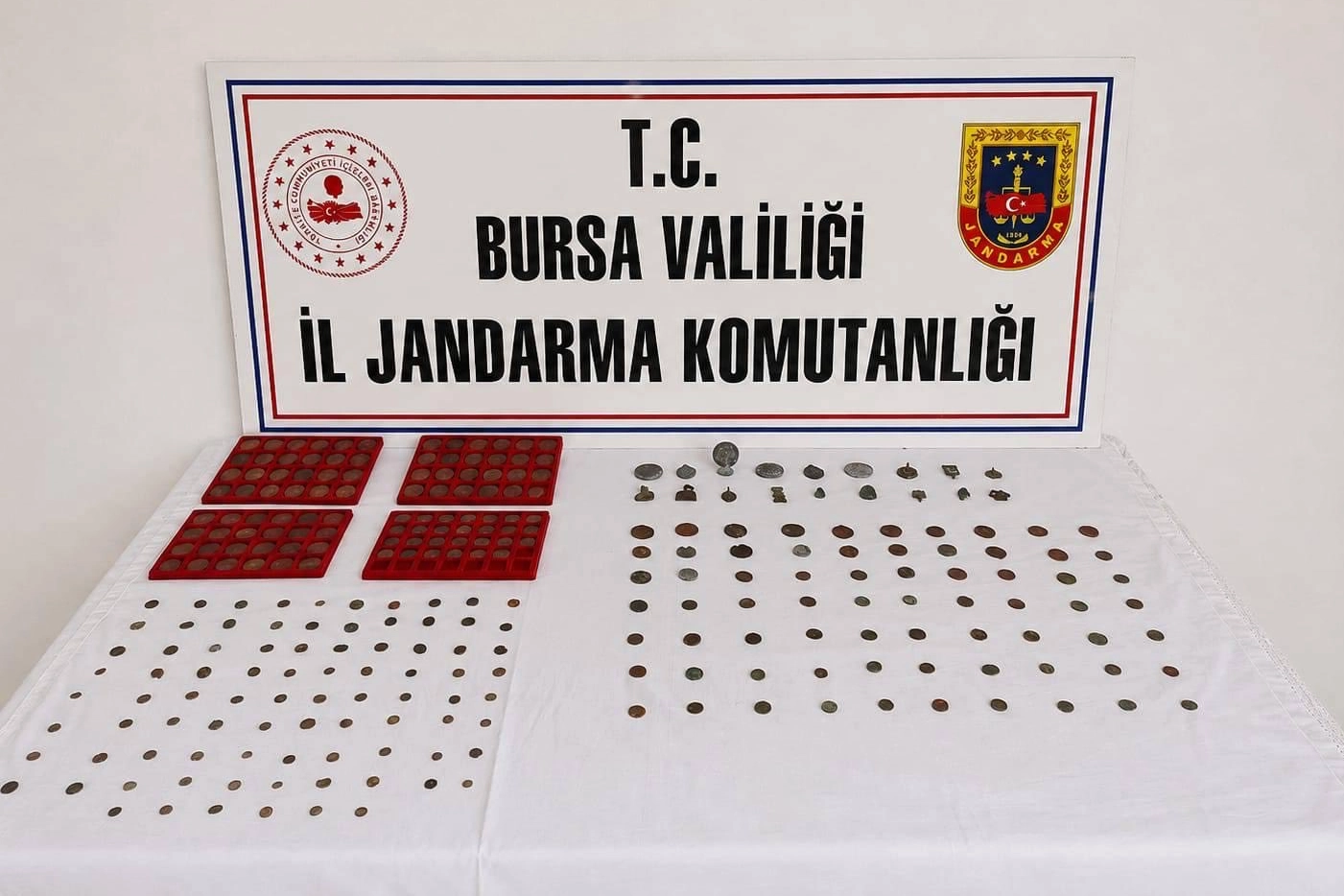 Bursa'da tarihi eser operasyonu! 273 sikke ve 18 obje ele ge&ccedil;irildi