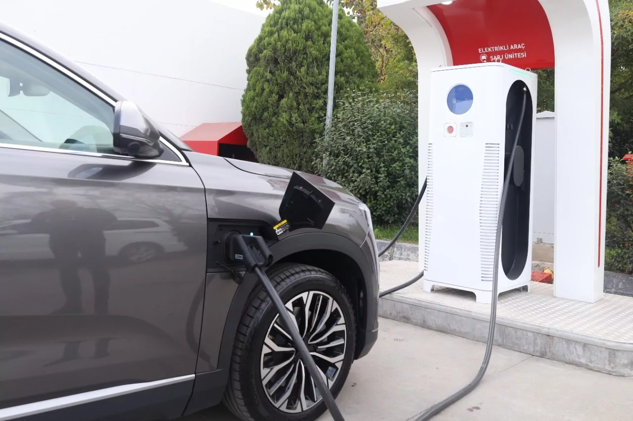 Elektrikli ara&ccedil;ların evde şarj edilmesine yasak mı geldi? A&ccedil;ıklama İletişim'den yapıldı