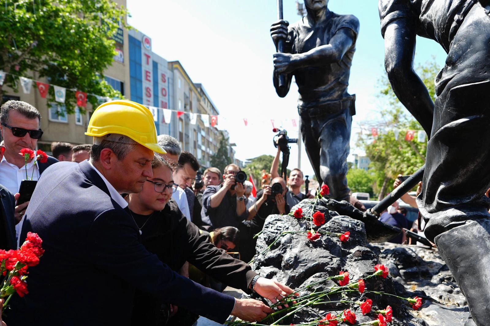 Manisa Soma&rsquo;da 301 madenci karanfillerle anıldı