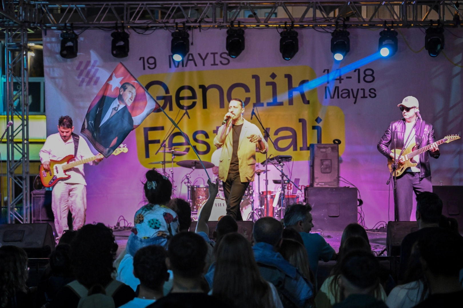İzmir Bornova&rsquo;da Gen&ccedil;lik Festivalinde 19 Mayıs coşkusu