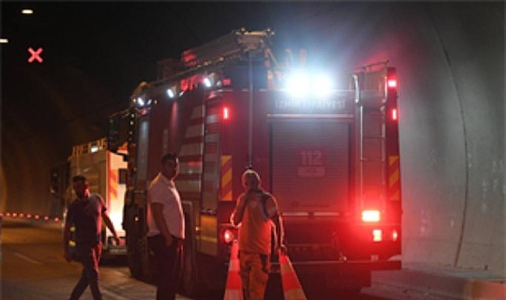 Bayraklı T&uuml;nelleri'ndeki tır yangını kısa s&uuml;rede s&ouml;nd&uuml;r&uuml;ld&uuml;