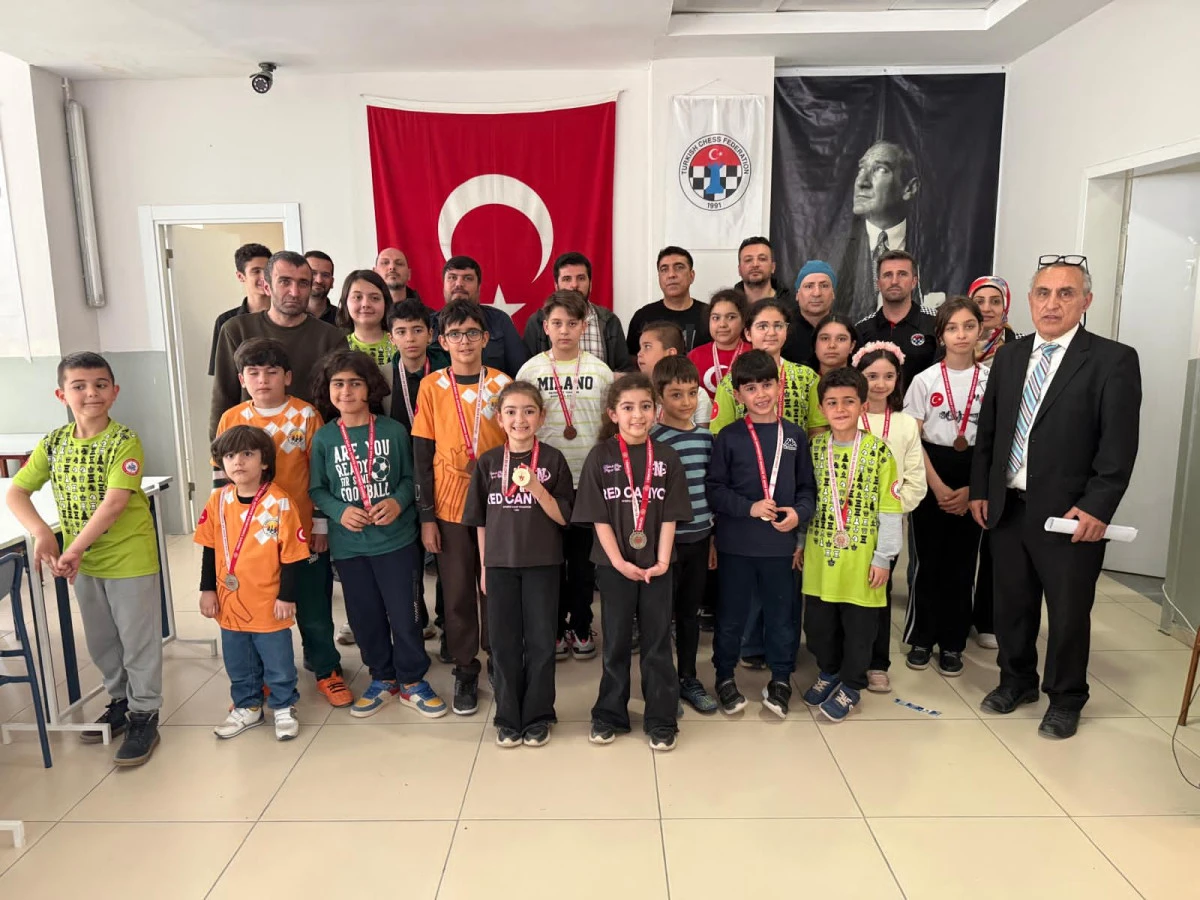 23 Nisan Satran&ccedil; Turnuvası Tamamlandı: Minik Yetenekler Sahne Aldı