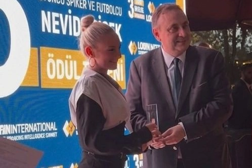 Yılın ilham veren kadın futbolcusu &ouml;d&uuml;l&uuml; Nevide &Ccedil;i&ccedil;ek'e verildi