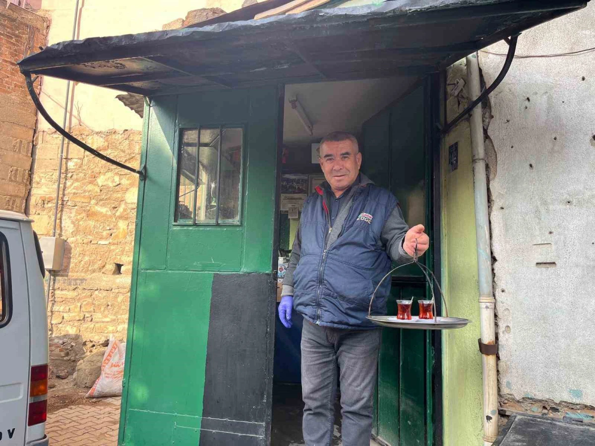 50 yıllık &ccedil;ay ocağında baba mesleğini s&uuml;rd&uuml;r&uuml;yor