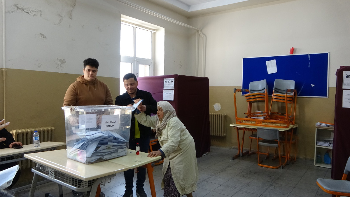 93 yaşında sandık başına gitti