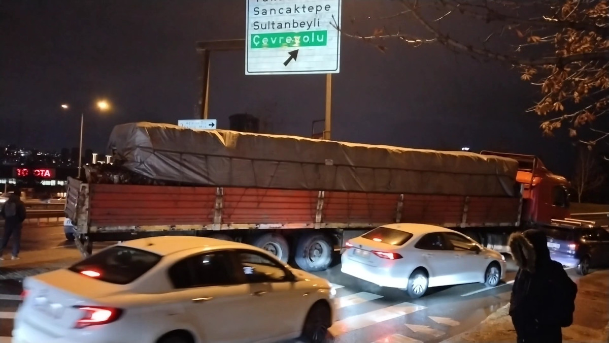 Arızalanan Tır Trafiği Felç Etti