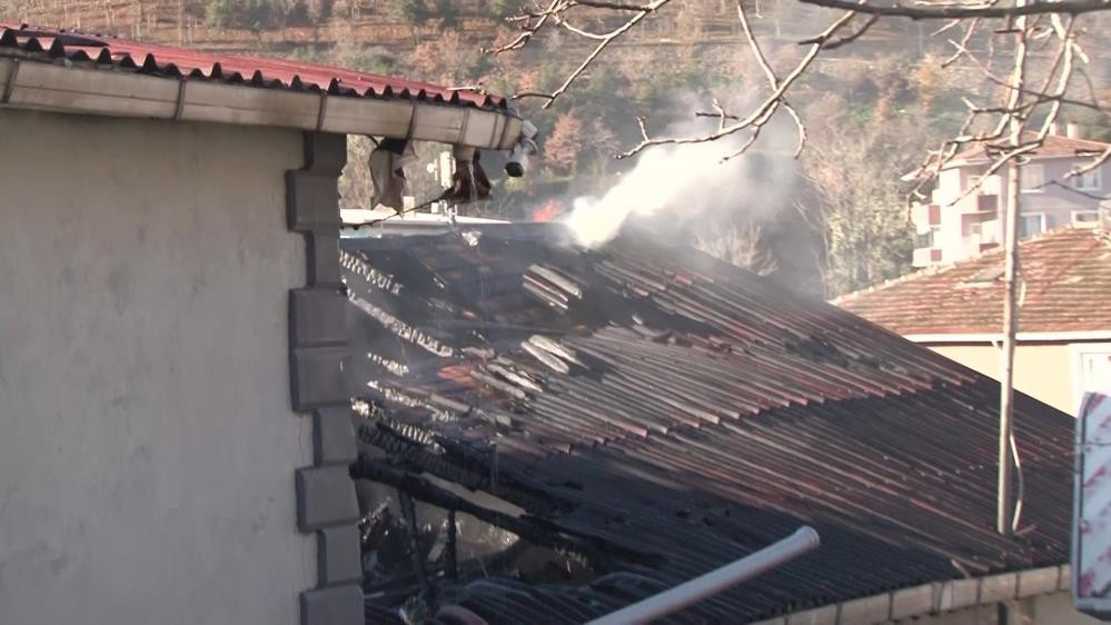 Beykoz’da 2 katlı evin çatısı alev alev yandı