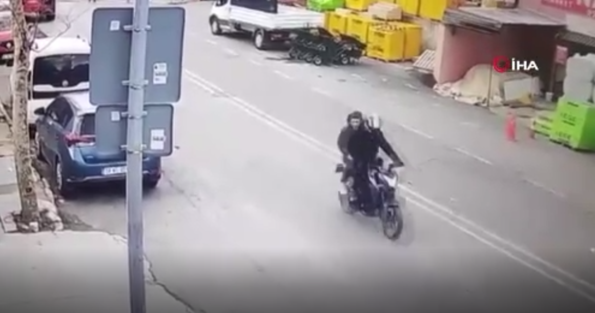  Beylikdüzü'nde motosikletli şahıslar taş atıp aracın camını böyle kırdı