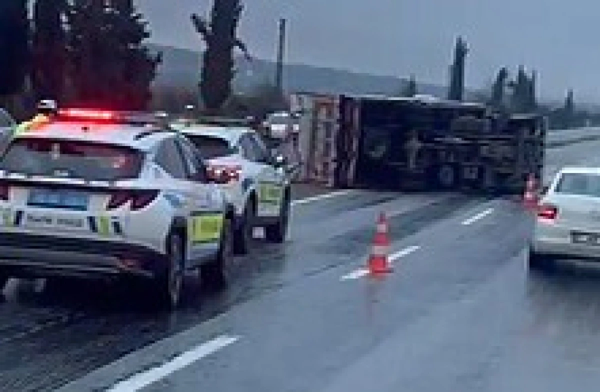 Buldan Girişinde Portakal Y&uuml;kl&uuml; Kamyon Yan Yattı