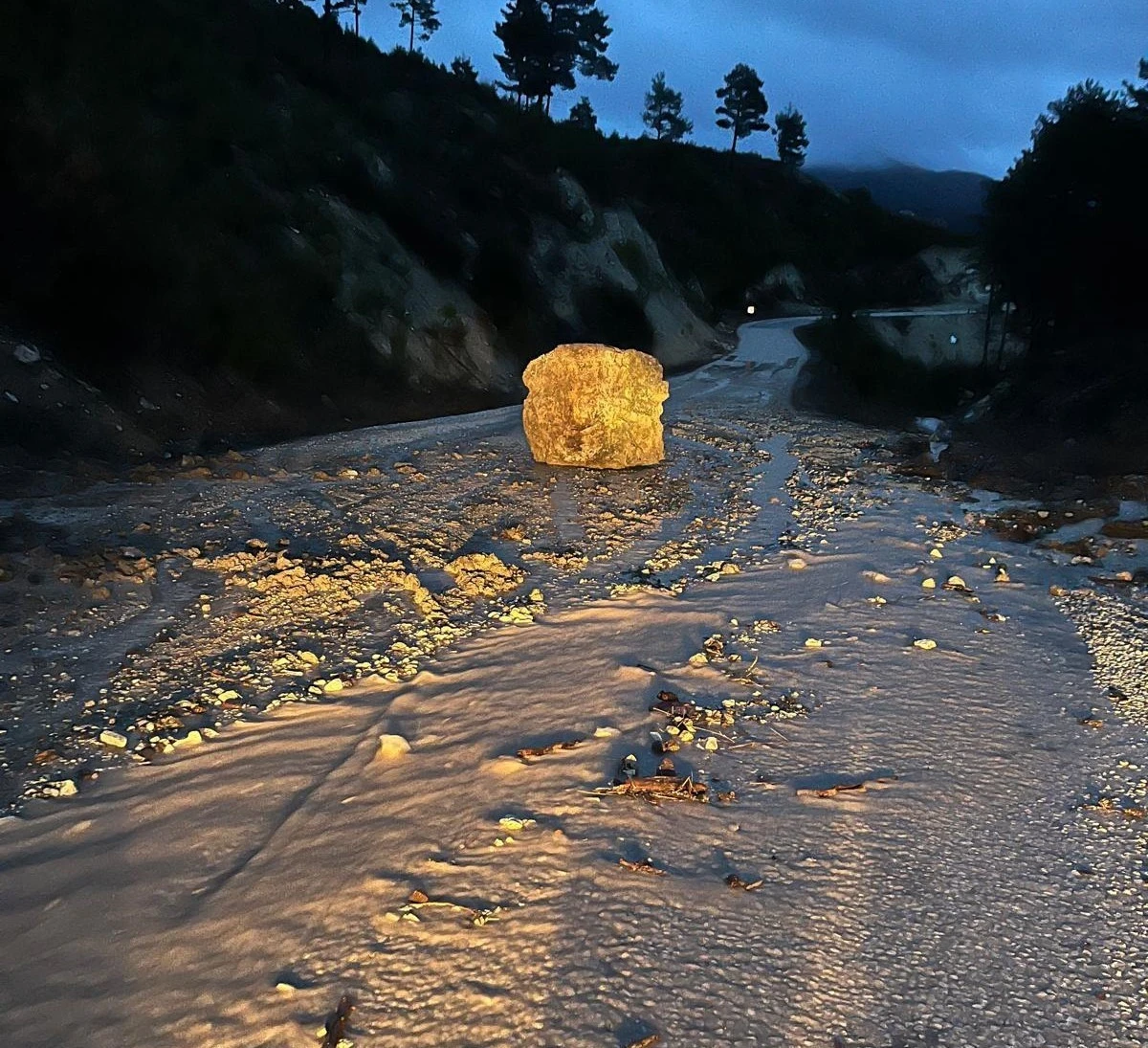 &Ccedil;ameli&rsquo;nde sel ve heyelana karşı yoğun mesai