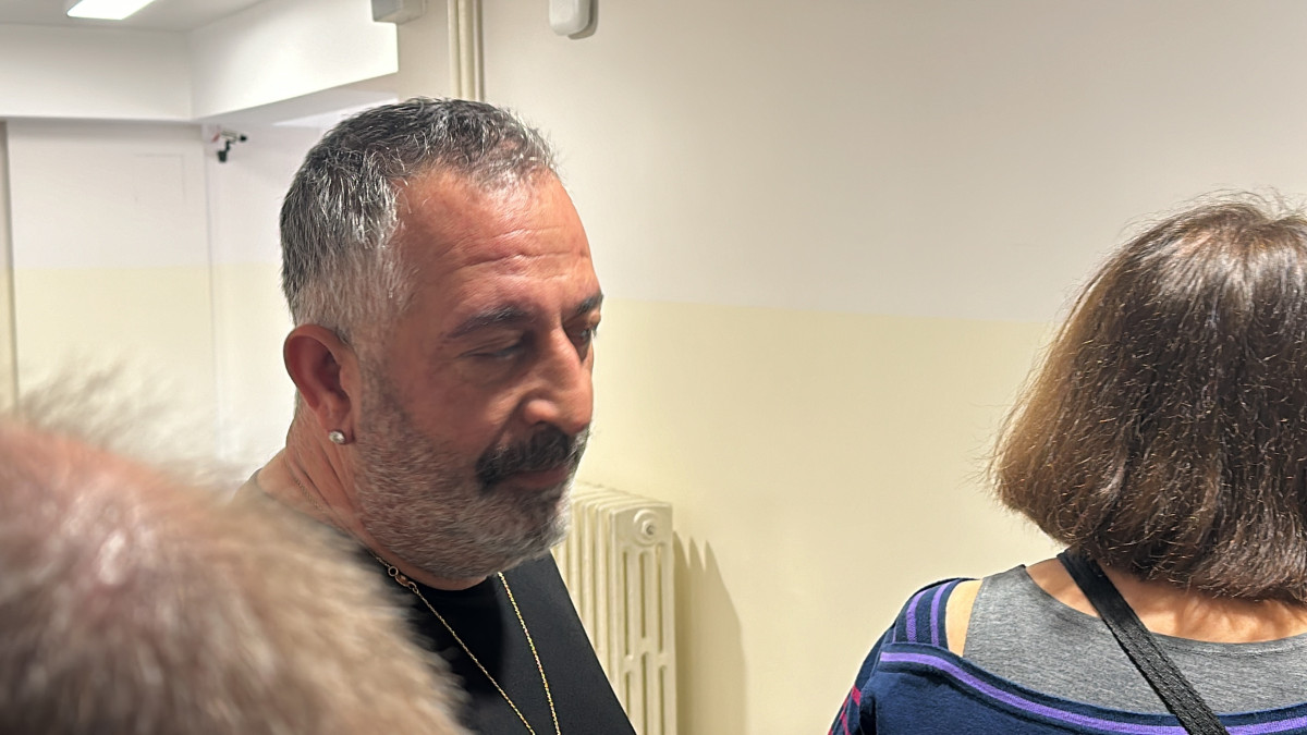 Cem Yılmaz oyunu kullandı, İHA muhabirine verdiği cevap kahkahaya boğdu: “Sizin esprilerinizi kim yazıyor”