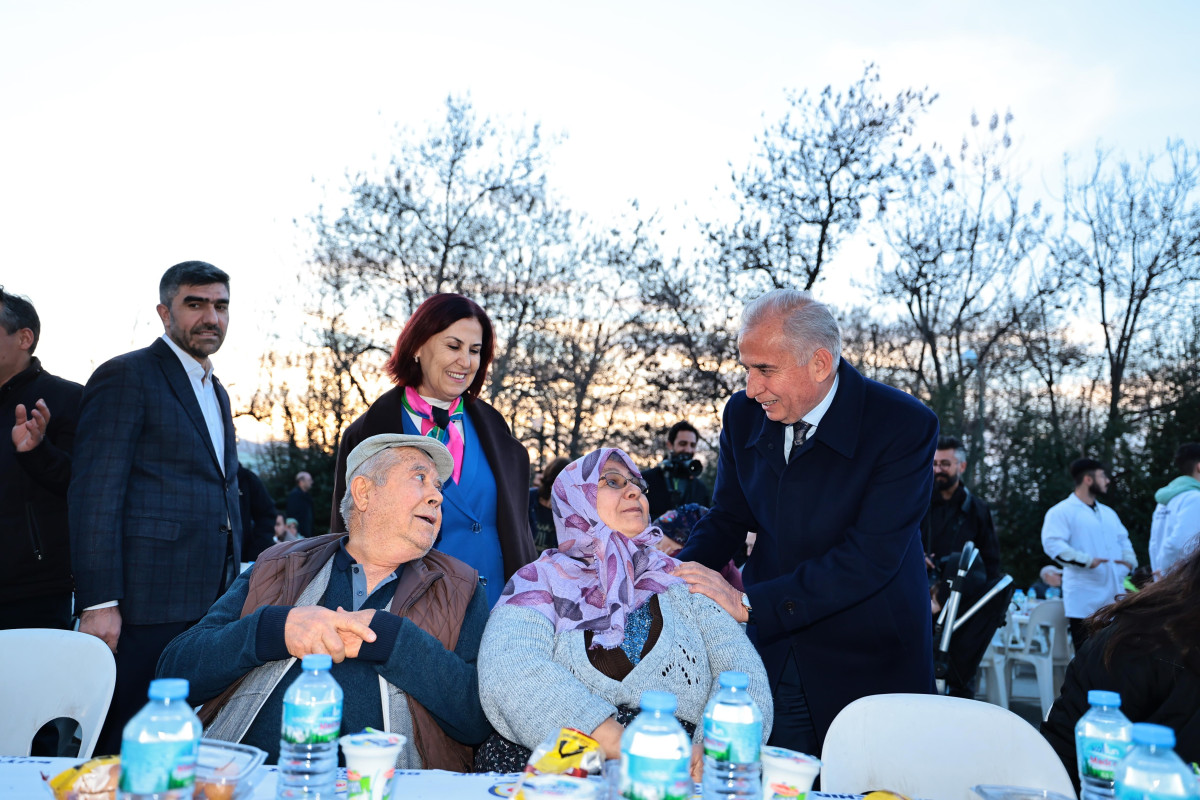 Denizli Büyükşehir iftar sofrasını Zeytinköy’de kurdu