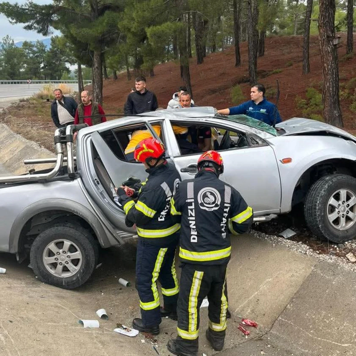 Denizli Kale&rsquo;de Feci Kaza: Otomobil Ağaca &Ccedil;arptı, 1 &Ouml;l&uuml; 1 Yaralı