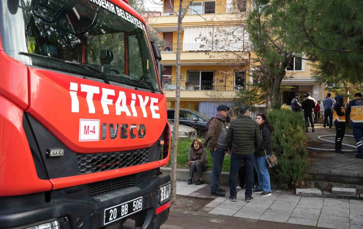 Denizli&rsquo;de apartman dairesindeki yangın korkuttu