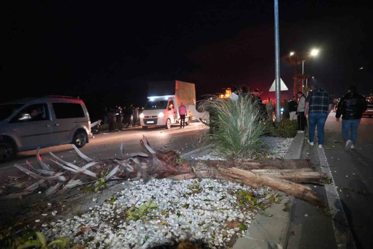 Denizli&rsquo;de &Ccedil;evre Yolunda Dehşet! Yarış Yapan L&uuml;ks Ara&ccedil; Takla Attı