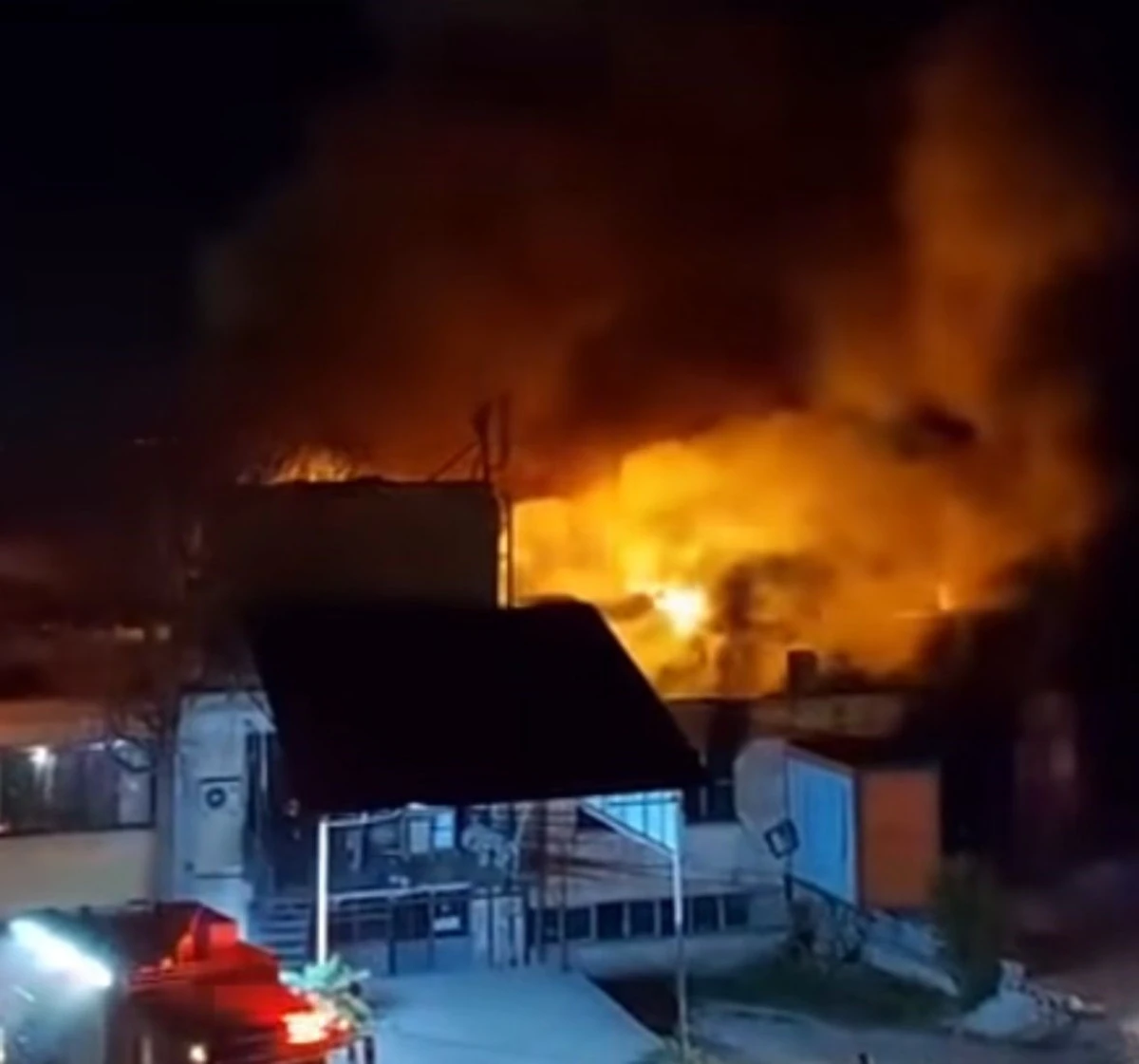 Denizli’de Eski Fabrikada Korkutan Yangın: 6 İş Yeri Küle Döndü