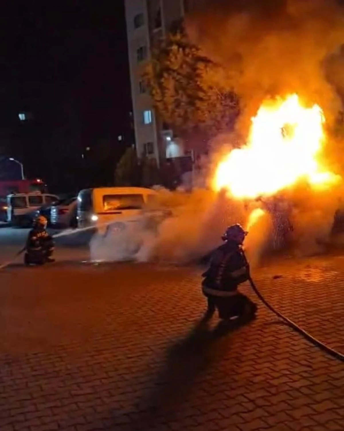 Denizli&rsquo;de Gece Yarısı Ara&ccedil; Yangını: Alev Topuna D&ouml;nd&uuml;