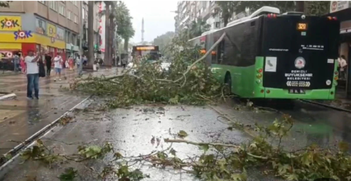 Denizli’de Sağanak Yağış Çileye Dönüştü: Alt Geçit Göle Döndü, Vatandaşlar Mahsur Kaldı
