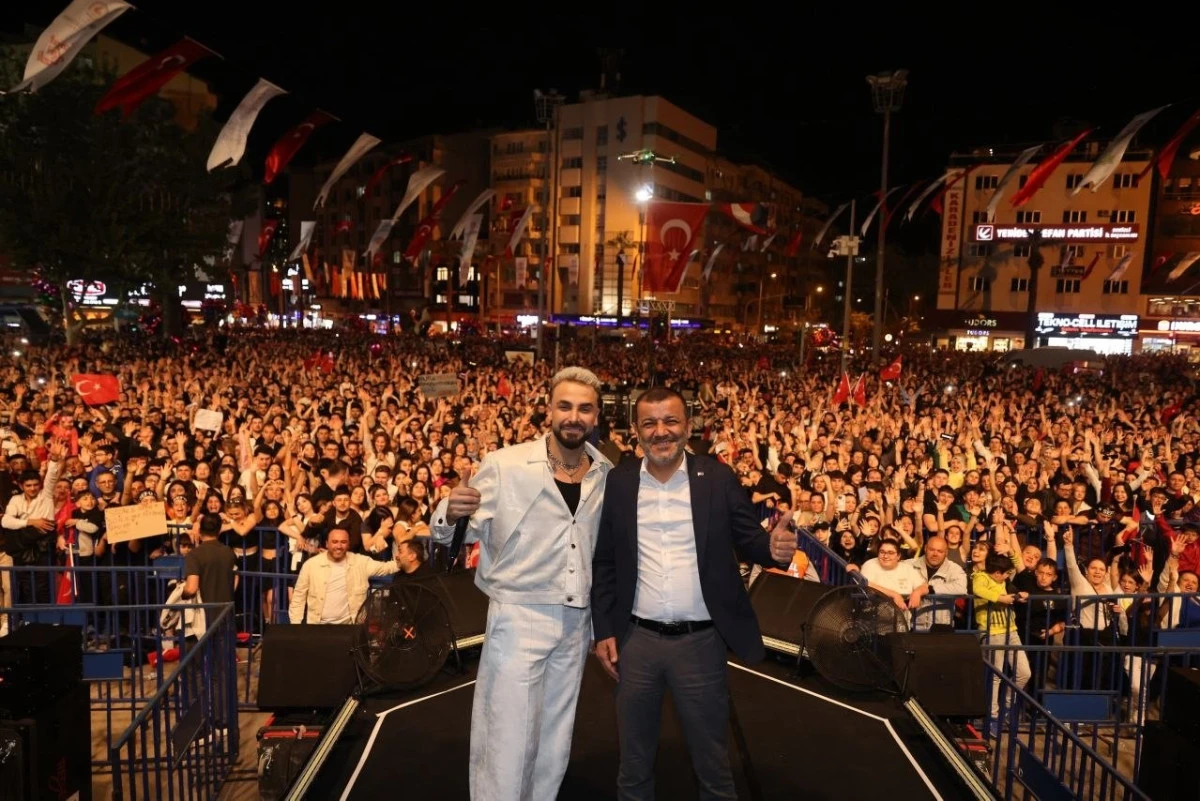 Denizli&rsquo;de Sefo R&uuml;zgarı: 23 Nisan Coşkusu Delikli&ccedil;ınar Meydanı&rsquo;nı Doldurdu
