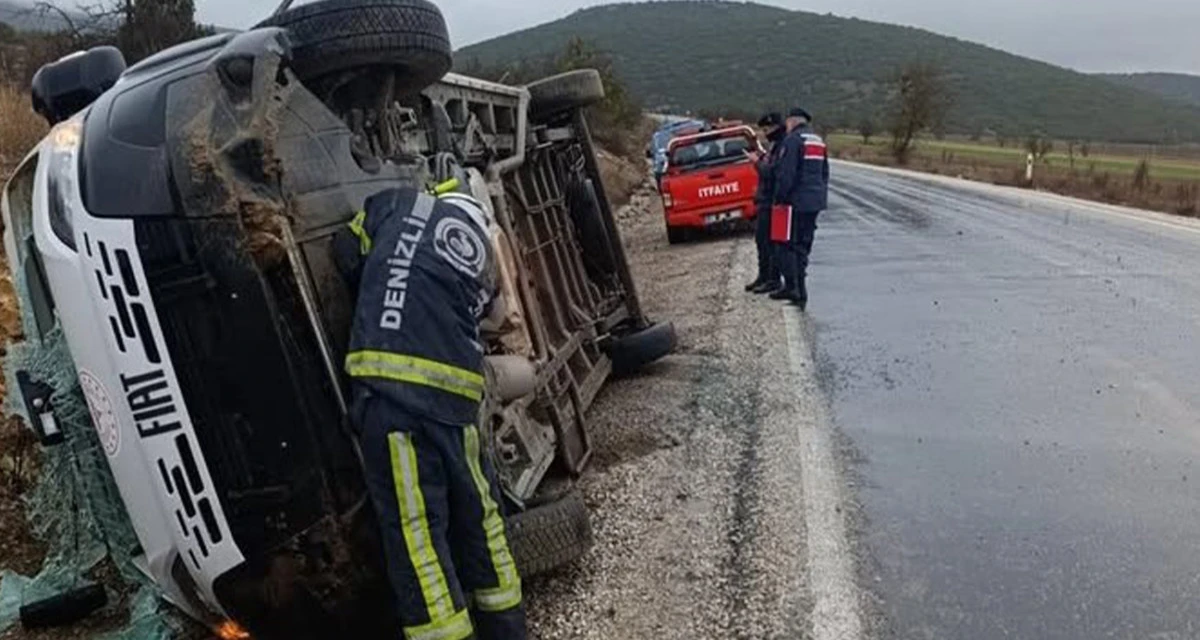 Denizli&rsquo;de Servis Aracı Yan Yattı: 9 Yolcu Yaralandı
