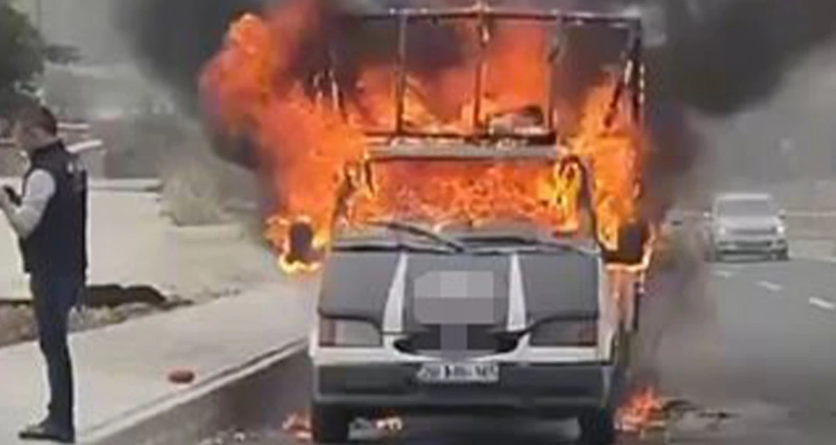 Denizli&rsquo;de Seyir Halindeki Ticari Ara&ccedil; Alevlere Teslim Oldu