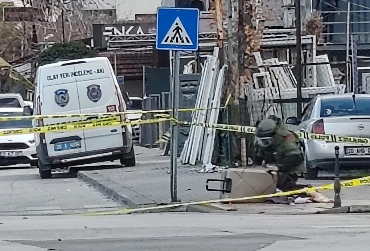 Denizli&rsquo;de Trafik Işıklarında Ş&uuml;pheli Valiz Alarmı: F&uuml;nyeyle Patlatıldı