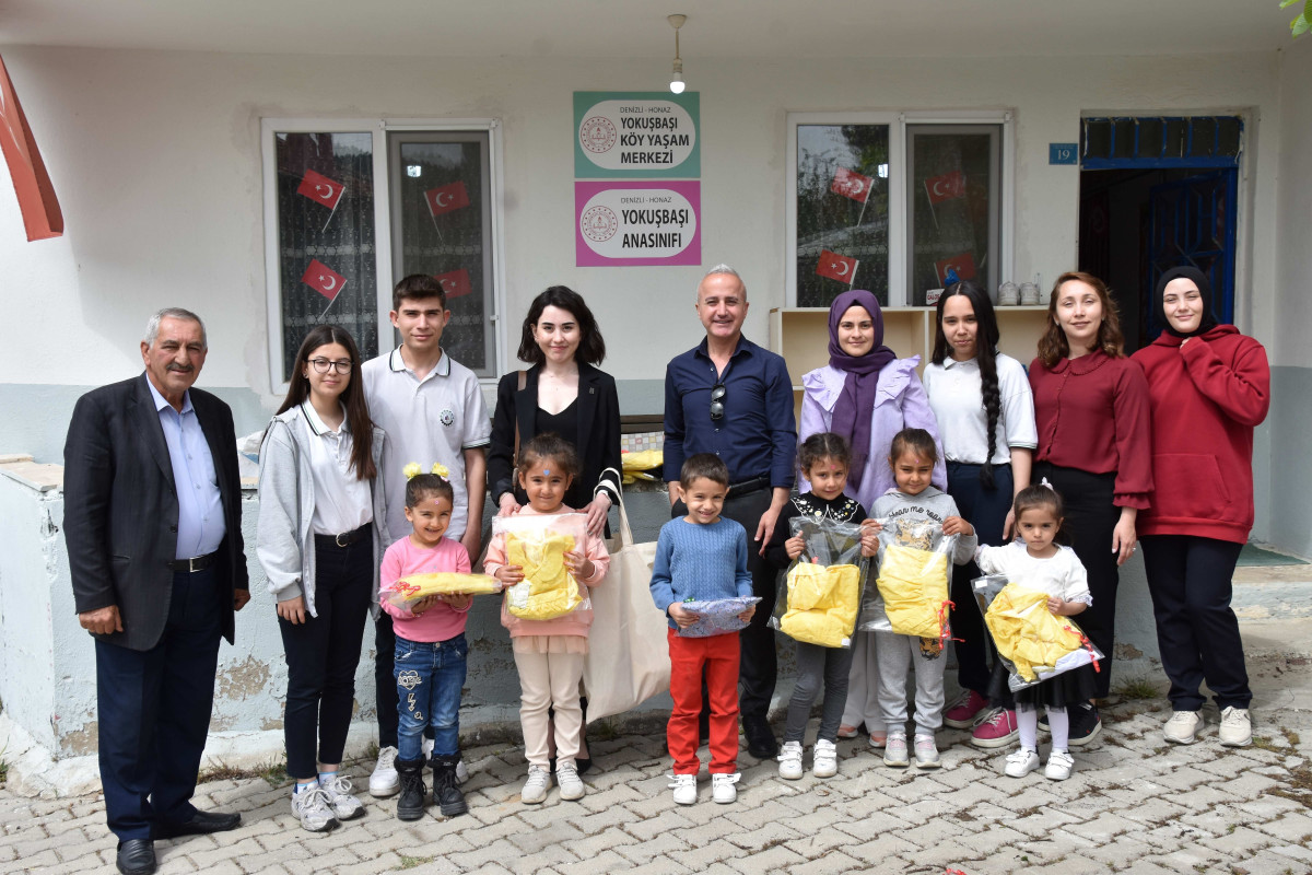 DOSTEK Koleji öğrencileri 23 Nisan’da köy okullarındaki minikleri sevindirdi