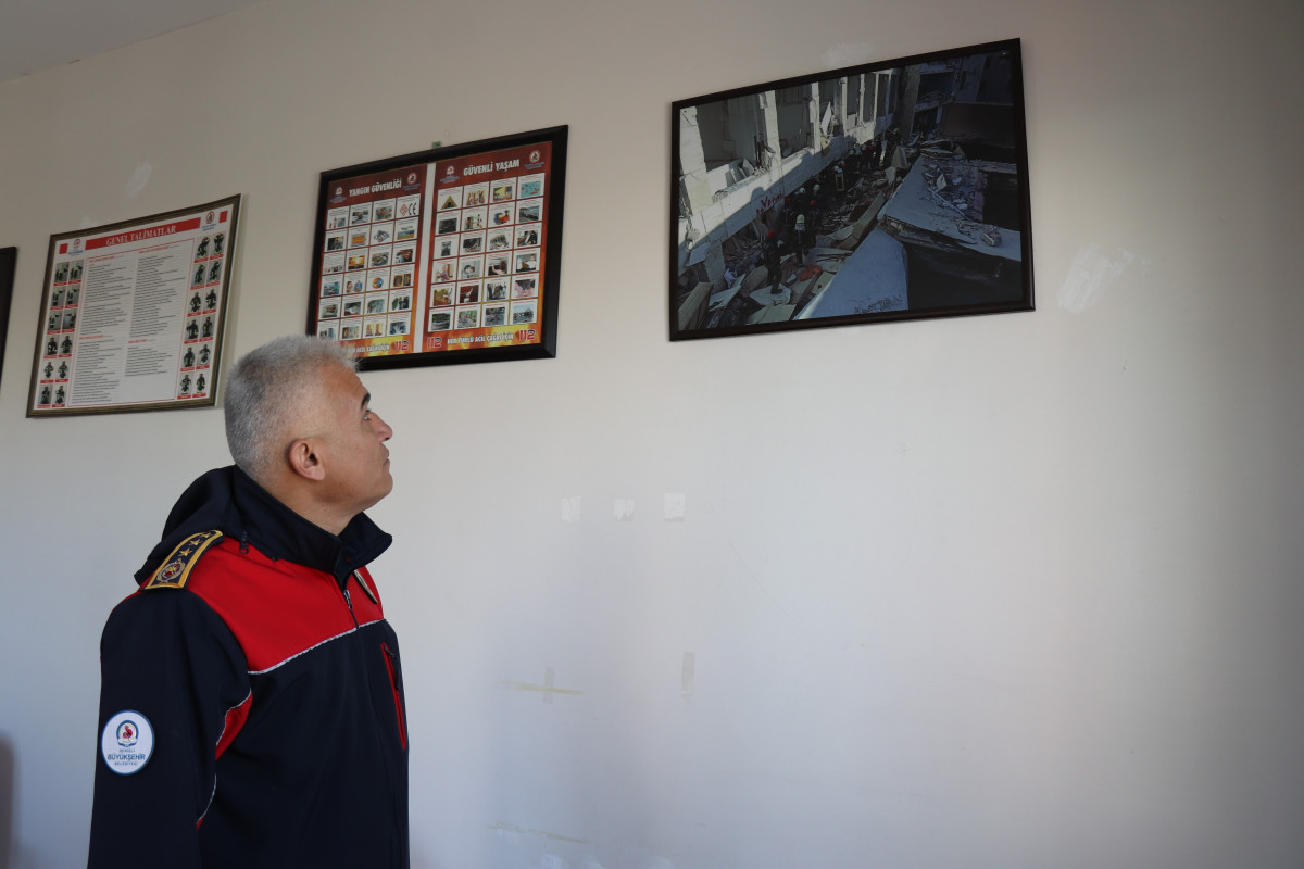 Enkazdan çıkardığı çocuğu yaşatamayan itfaiyeci: 