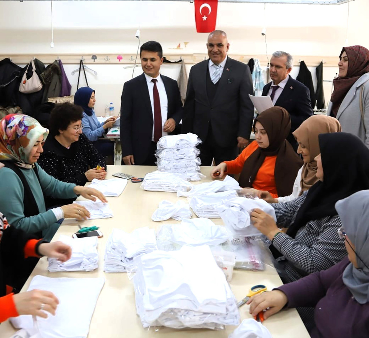 Gazzeli çocuklar için Acıpayam’da çamaşır üretiliyor