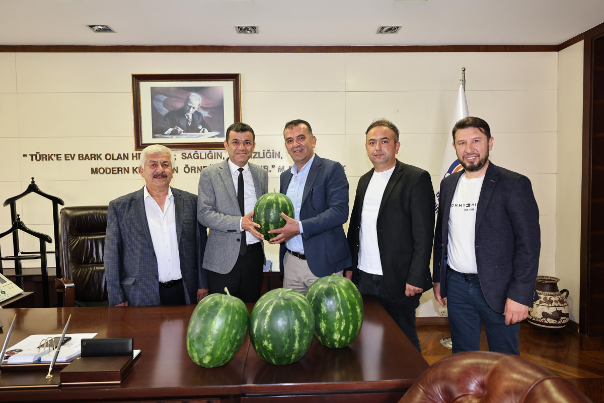 Hal esnafından Başkan Çavuşoğlu’na karpuz sürprizi