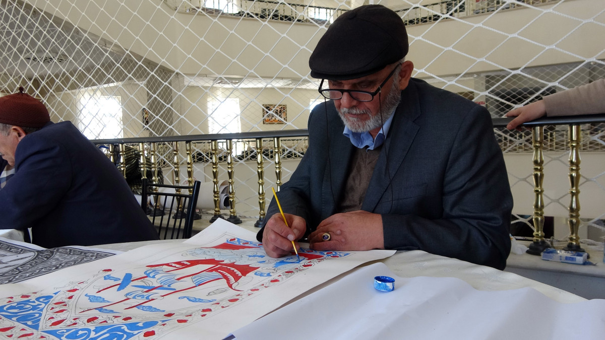 Hataylı depremzede, sanatını yaşlılara öğretiyor