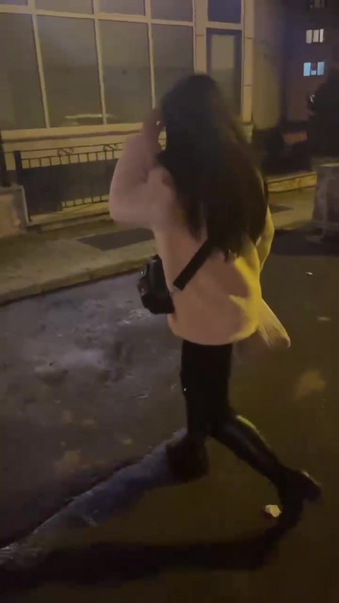 Kadıköy’de taksi ücretini ödemeyen kadın, kendisini görüntüleyen taksiciye tekmeler savurdu