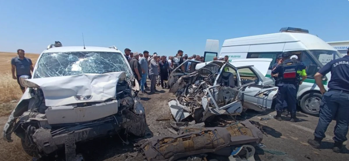 Kafa kafaya çarpıştılar: Araçlar hurdaya döndü