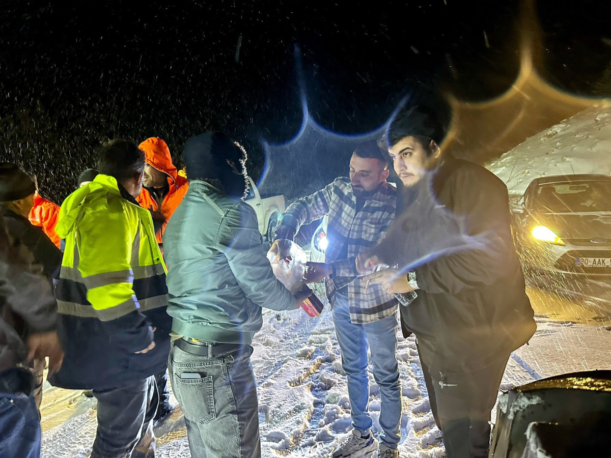 Karda mahsur kalan 2 kişi 4 saatte kurtarıldı