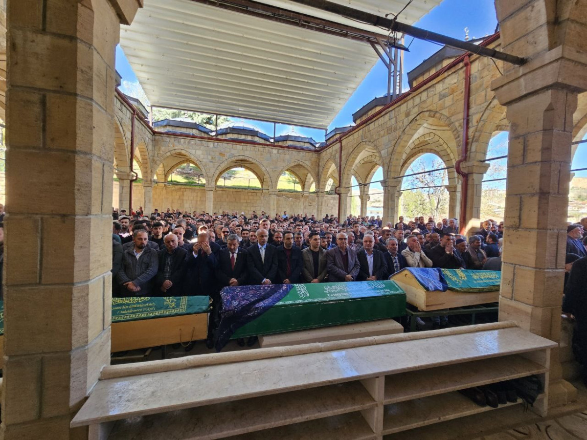 Kaza kurbanı 3 kişi gözyaşları arasında defnedildi