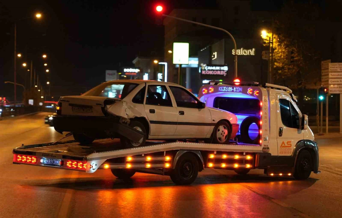 Kontrolden &ccedil;ıkan otomobil, kırmızı ışıkta bekleyen 2 araca &ccedil;arparak durabildi