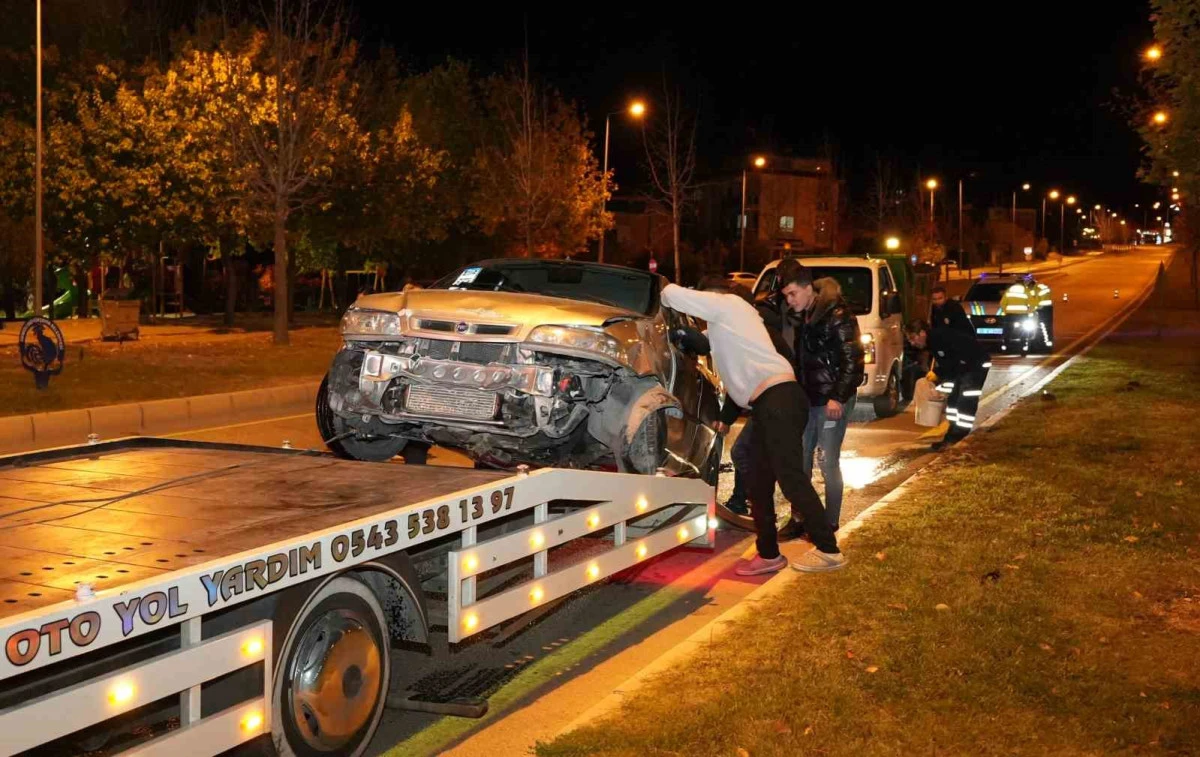 Kontrolden çıkan otomobil önce kaldırıma sonra orta refüjdeki Yavaş levhasına çarptı