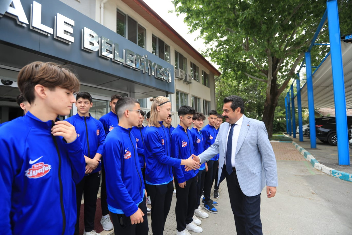 Kundaklanan Köpekçi Nuri Efe Abidesi'nden geriye enkaz kaldı