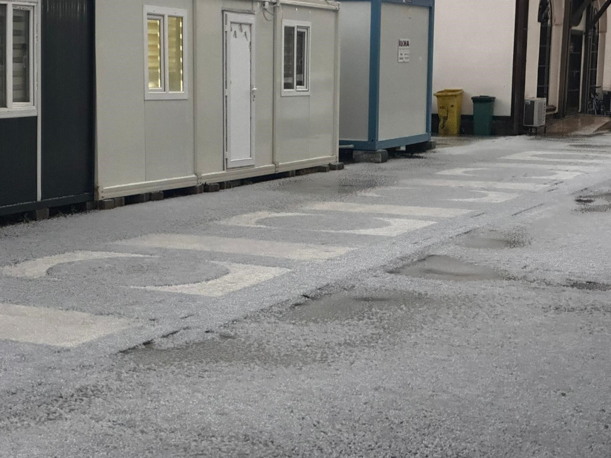 Malatya’da dolu yağışı etkili oldu, yollar beyaza büründü