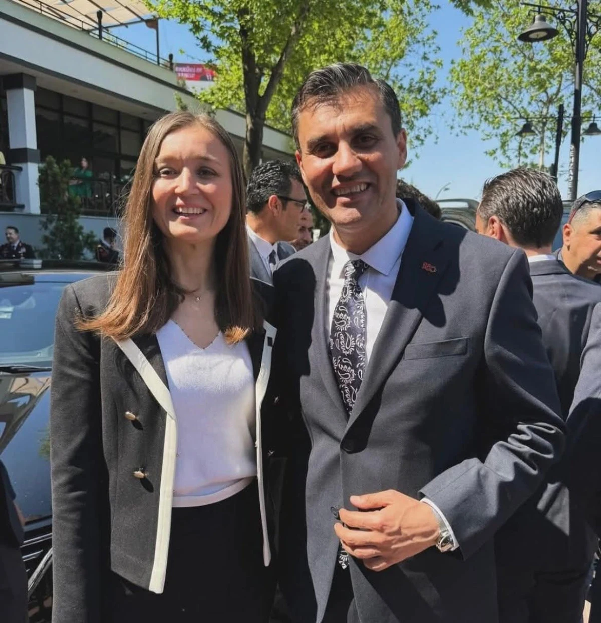 MANİSA DEMİRCİ&rsquo;DE FERDİ ZEYREK VE G&Uuml;LŞAH DURBAY İ&Ccedil;İN GEVREK DAĞITTI