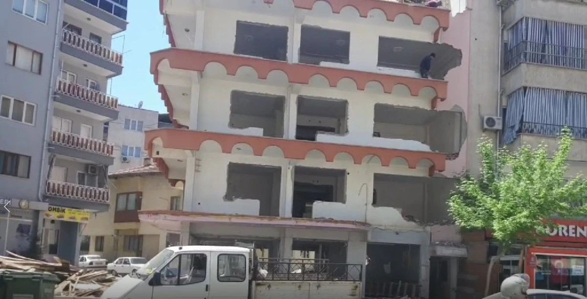 Merkezefendi&rsquo;de Tehlikeli Yıkım! Vatandaşların Can G&uuml;venliği Hi&ccedil;e Sayıldı