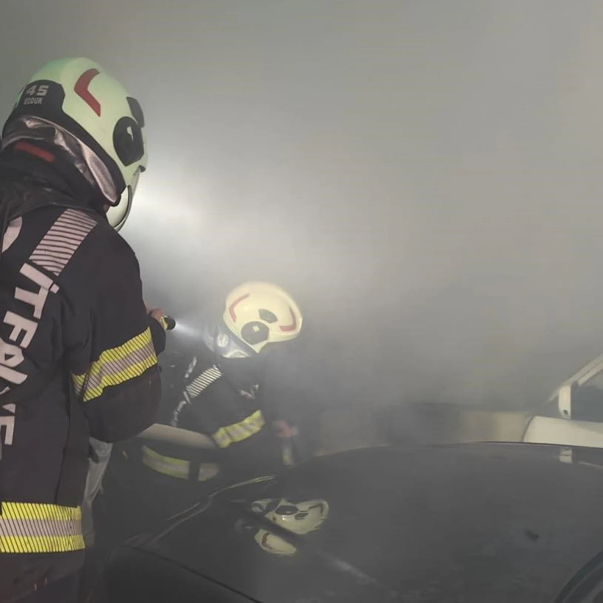 Pamukkale&rsquo;de Kapalı Otoparkta Yangın Paniği: Otomobil K&uuml;le D&ouml;nd&uuml;