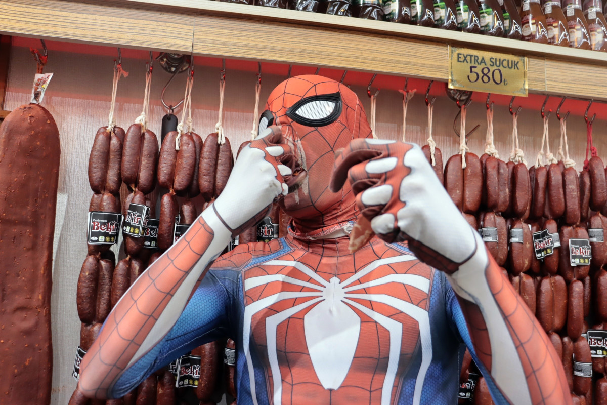 Pastırma Yiyen Spider-Man, Pastırmaya Hayran Kaldı 