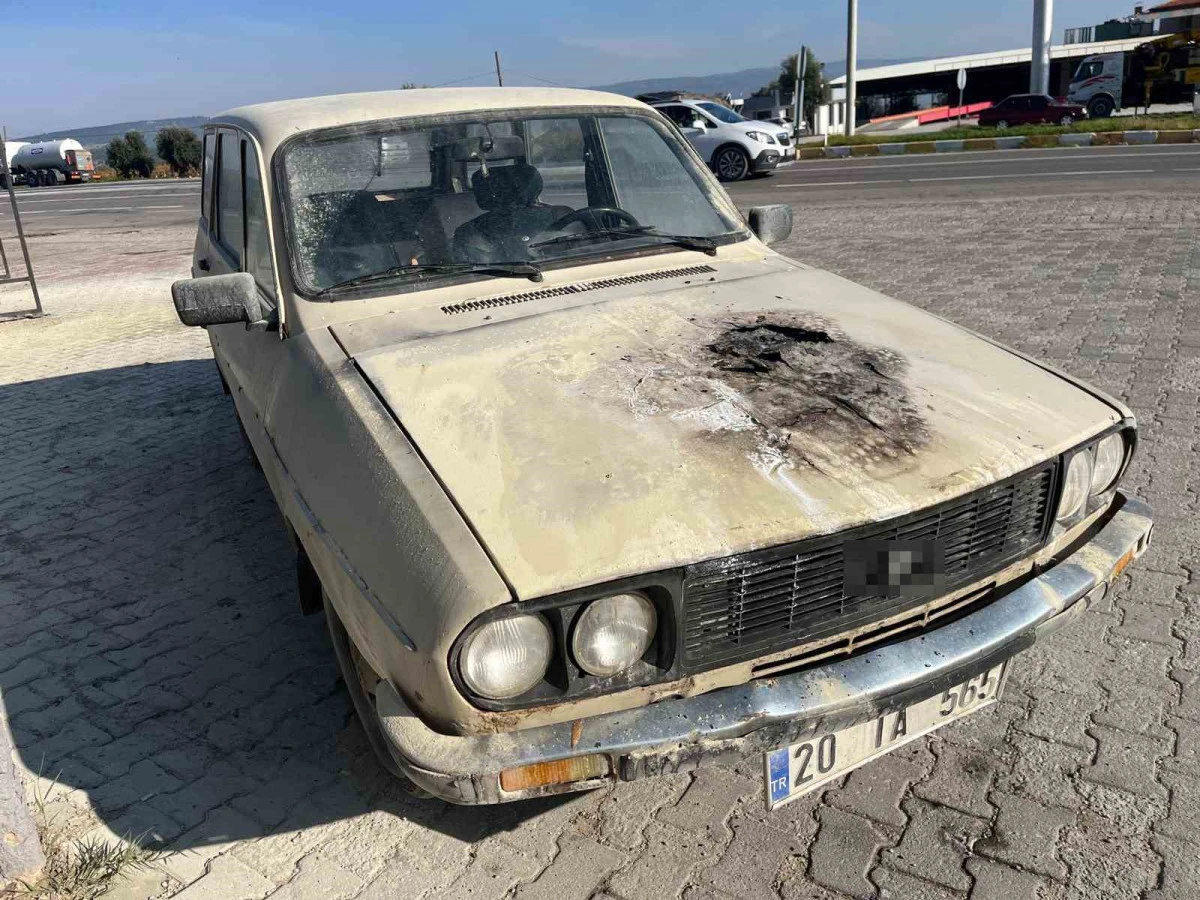 Seyir halindeki otomobil alev aldı