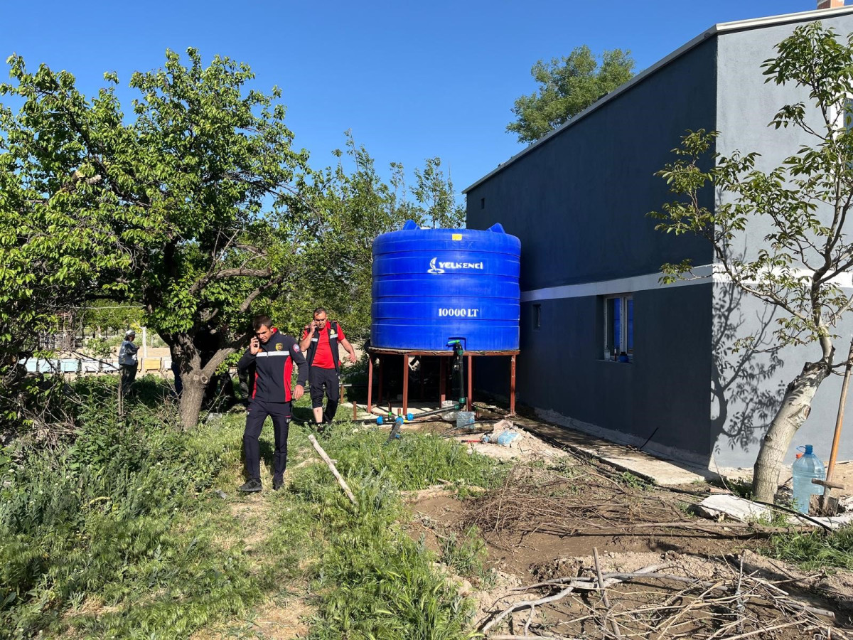 Su deposuna düşen kadını itfaiye kurtardı