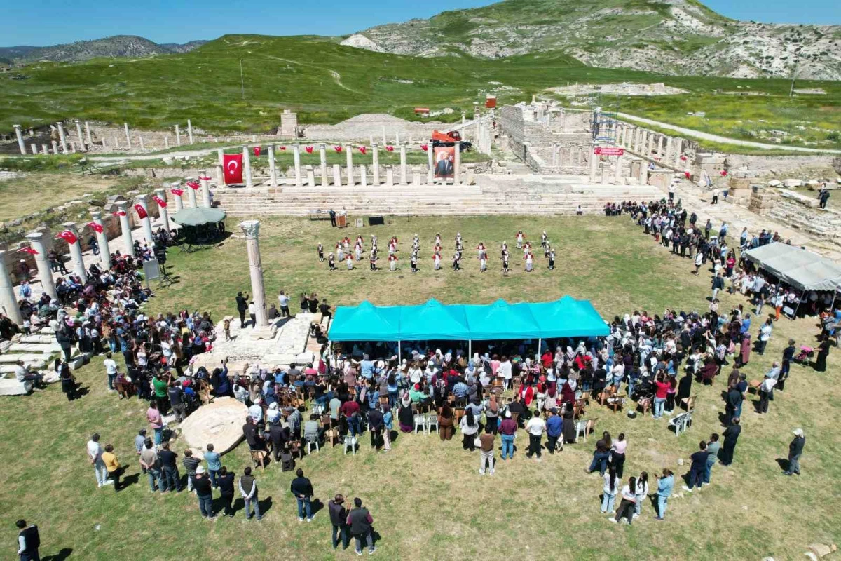 Tarihle İ&ccedil; İ&ccedil;e 23 Nisan: Tripolis Antik Kenti&rsquo;nde Unutulmaz Kutlama