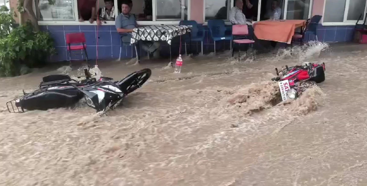 Tavas’ta Sağanak ve Dolu Hayatı Felç Etti: Cadde ve Sokaklar Dereye Döndü