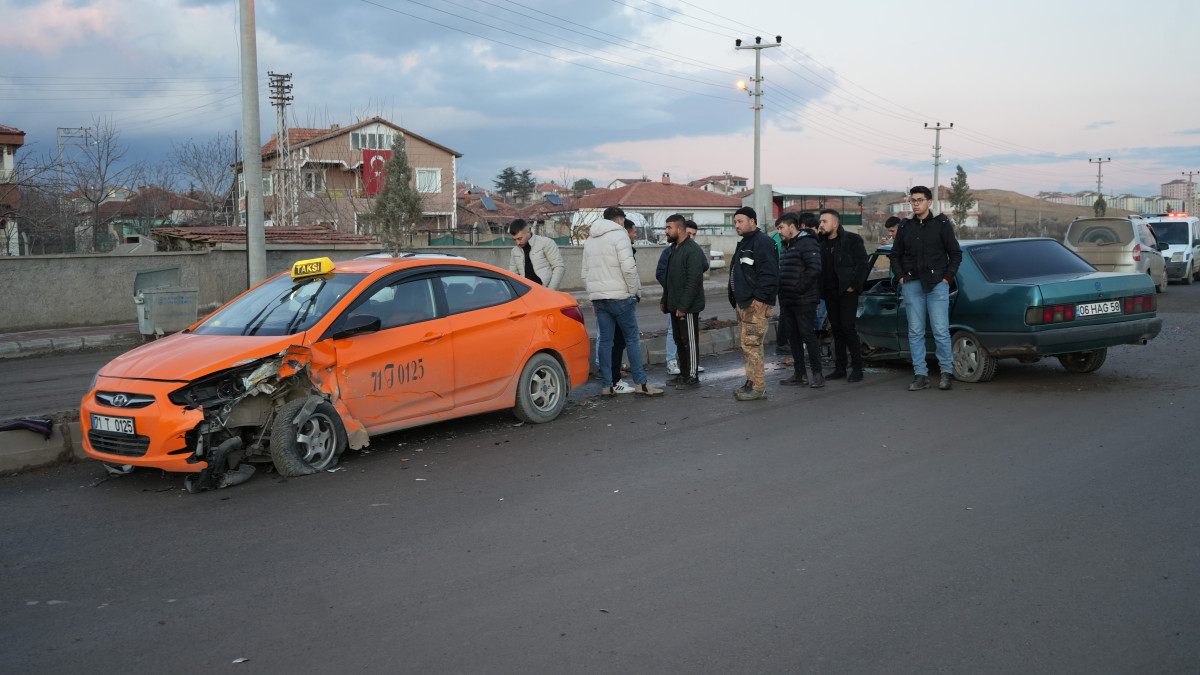 Ticari taksi ile kafa kafaya çarpışan Tofaş paramparça oldu: 1 yaralı